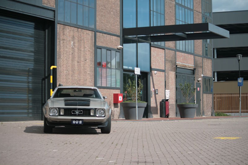 Vooraanzicht van de iconische Ford Mustang huurauto, geparkeerd met de neus naar voren bij het Energiehuis in Dordrecht.