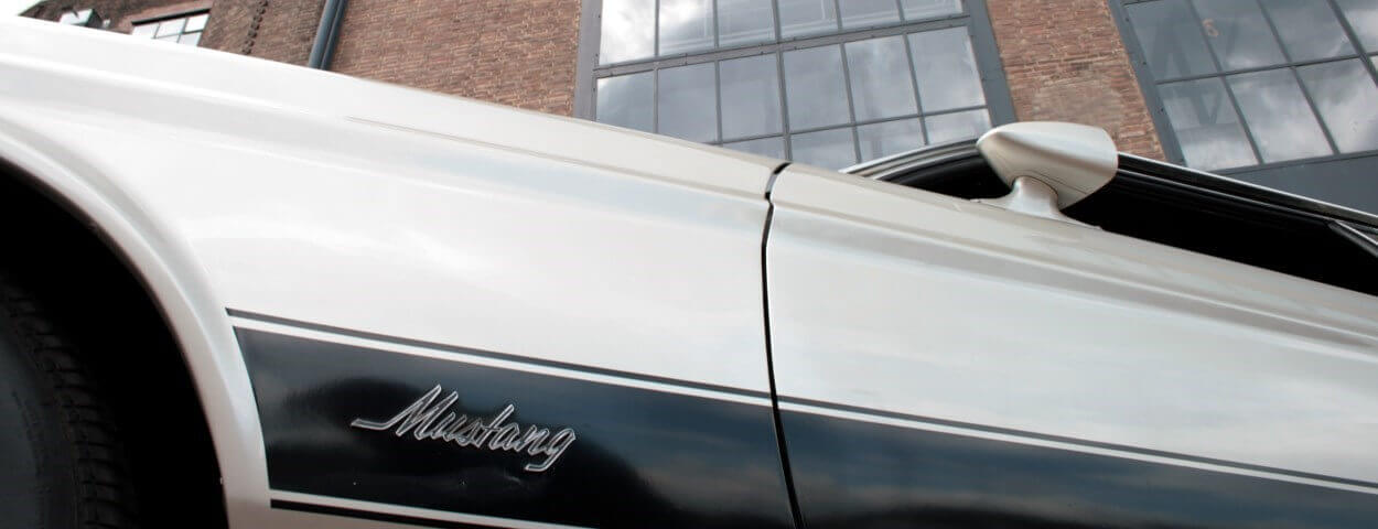 Zijaanzicht van de klassieke Ford Mustang v8 - Detailfoto van de iconische lijnen voor media en trouwvervoer