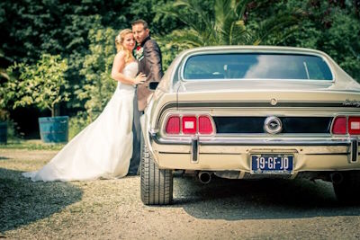 Ford Mustang trouwauto met bruidspaar - Klassiek vervoer voor de bruiloft